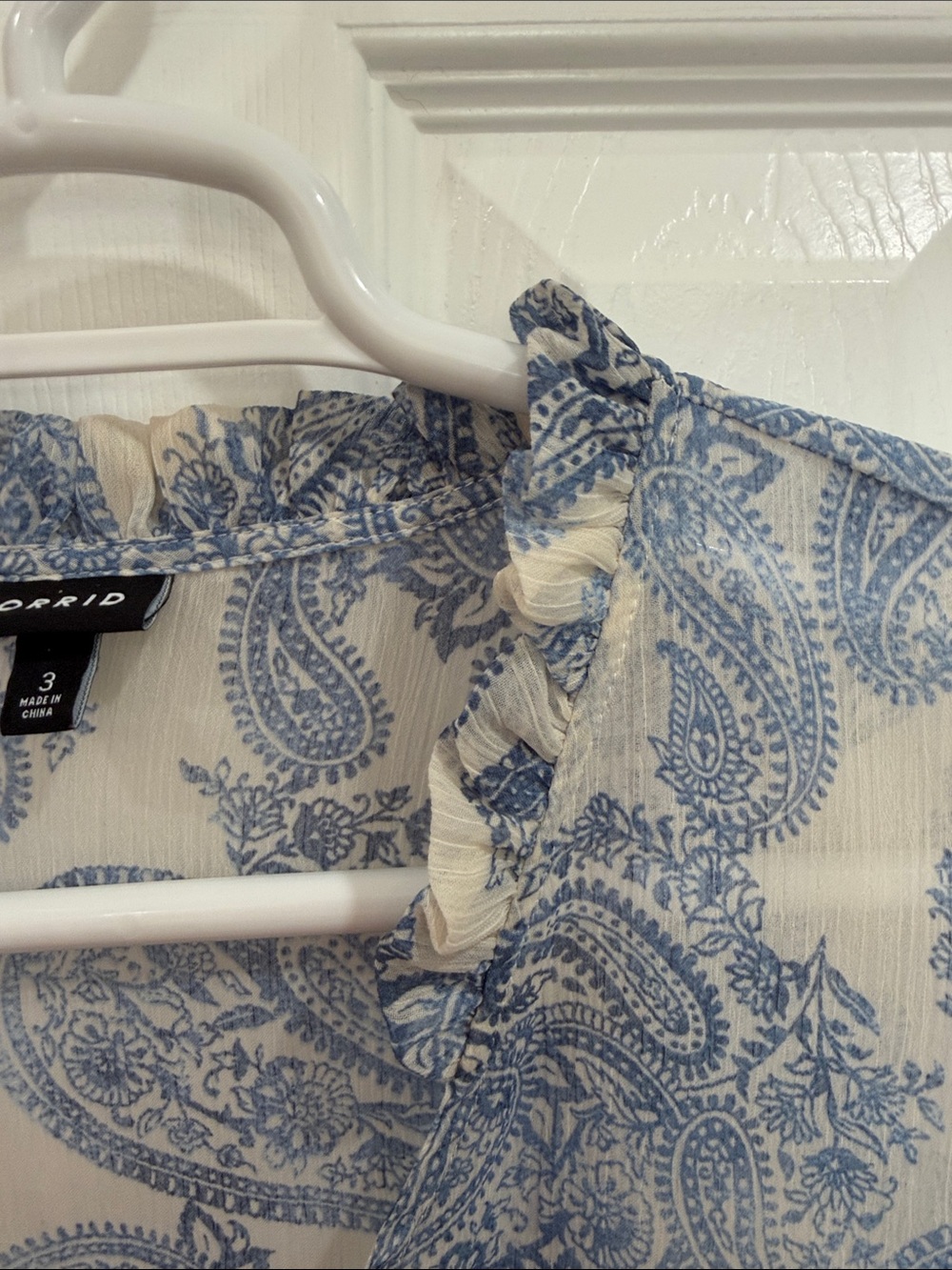 torrid white and Blue Paisley Ruffle Blouse size 3X - Picture 3 of 10